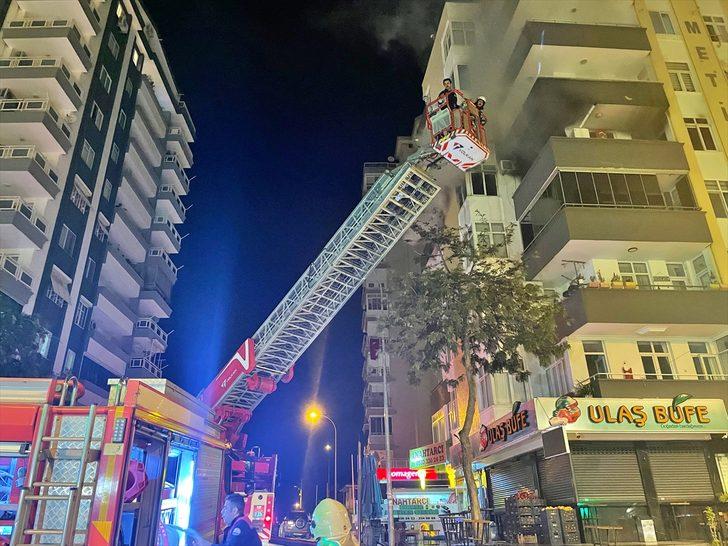 Adana'da oturduğu evi yakarak eşyaları balkondan atan genç gözaltına alındı G2