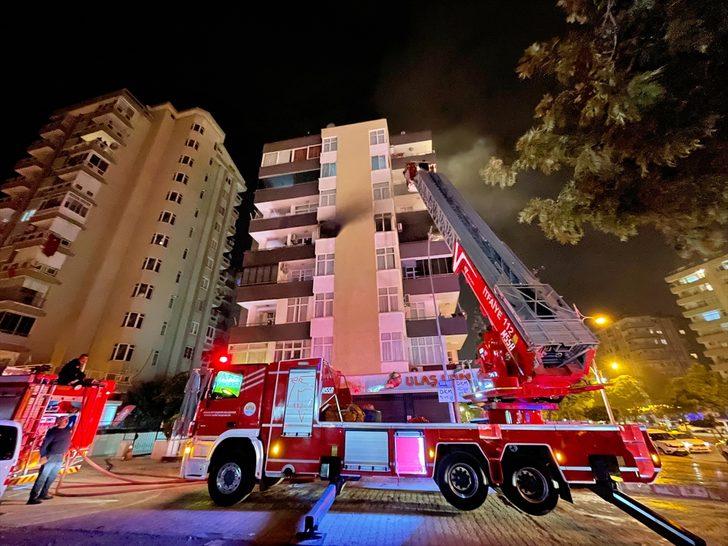 Adana'da oturduğu evi yakarak eşyaları balkondan atan genç gözaltına alındı G5