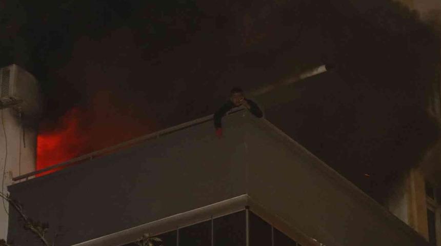 Sinir krizi geçiren genç oturduğu evi ateşe verdi, balkona çıkıp sigara içti