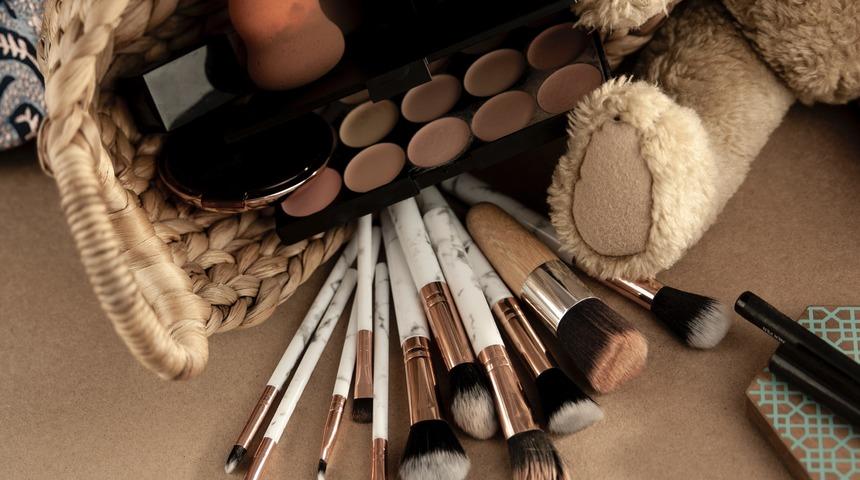 Makyaj s&uuml;ngeri ve fır&ccedil;alarının bakteri oluşturduğunu biliyor muydunuz? Bu y&ouml;ntemleri uygularsanız...