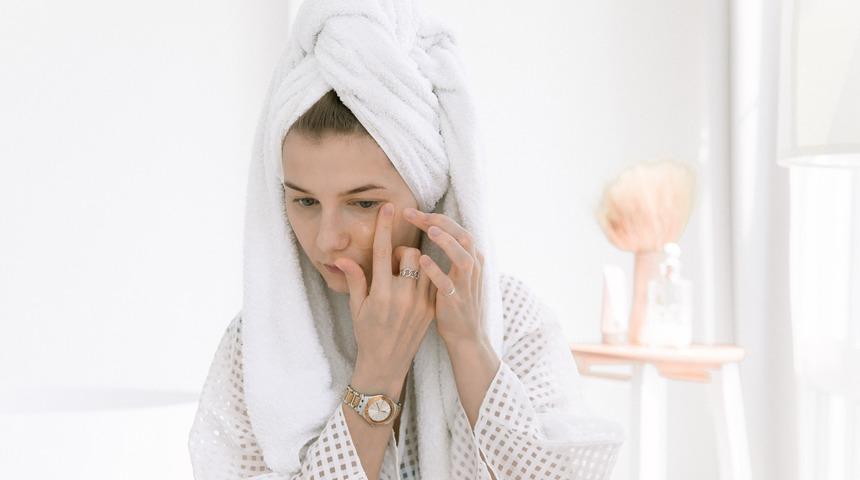 Cilt bakımı yaparken &ccedil;ok dikkatli olun! Y&uuml;z&uuml;n&uuml;ze s&uuml;rd&uuml;kleriniz felaketiniz olabilir