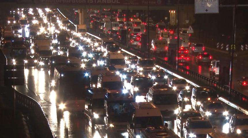 İstanbul haftaya trafikle başladı! Yola çıkacaklar dikkat