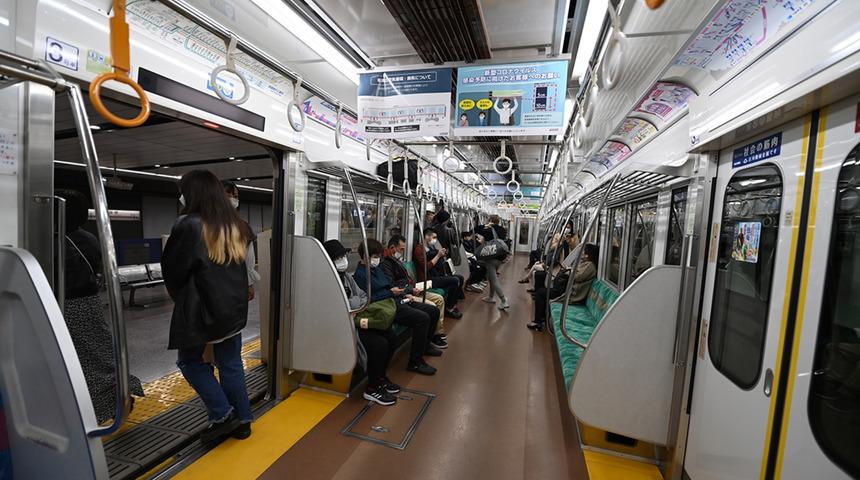 Kan donduran olay: Hareket halindeki trende yolculara bıçakla saldırıp vagonu ateşe verdi!