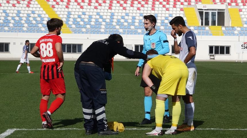 Maçta ilginç an! Kaleciyi arı soktu