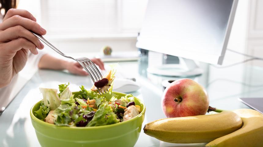 Masa başı çalışanları için beslenme önerileri hayat kurtarıyor!