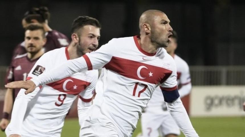 T&uuml;rkiye Letonya'yı 90+9'da Burak Yılmaz'ın penaltı gol&uuml;yle 2-1 yendi, D&uuml;nya Kupası şansını s&uuml;rd&uuml;rd&uuml;