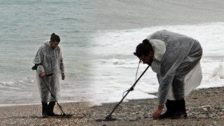  ‘Sarı Kod’ uyarısı da durduramadı! Antalya'da dedektörünü alan sahile koştu