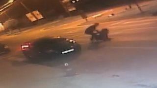 Kan donduran anlar! Eşini sokak ortasında dövüp bıçakladı