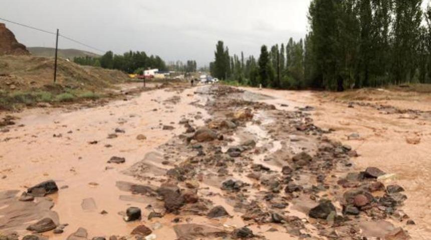 Narman ve Oltu'da sel baskını