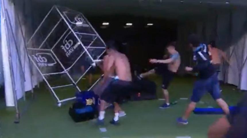 Taraftarlar &ccedil;ıldırdı! VAR'ı parampar&ccedil;a etti