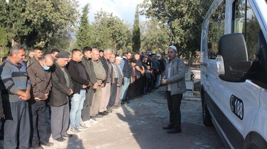 İzmir'deki trafik kazasında hayatını kaybeden 3 kişi toprağa verildi