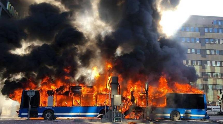 Yeni Zelanda'da bir turist otobüsü infilak etti  