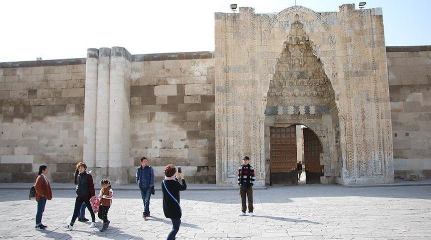 Sultanhanı'na turist akını