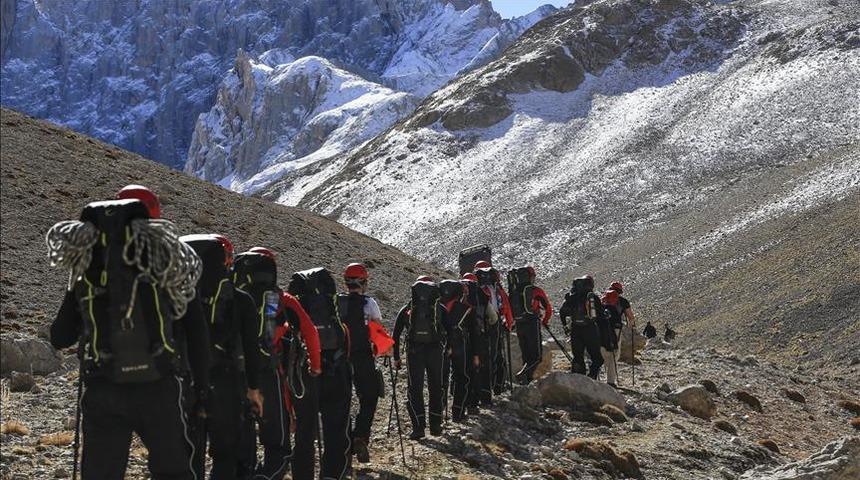 Turistler dağdan indirildi