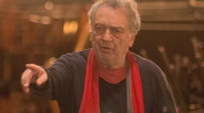 Frears, Elvis'le güldürecek  