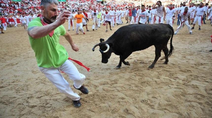 İspanya'da boğalar 2 turisti yaraladı  