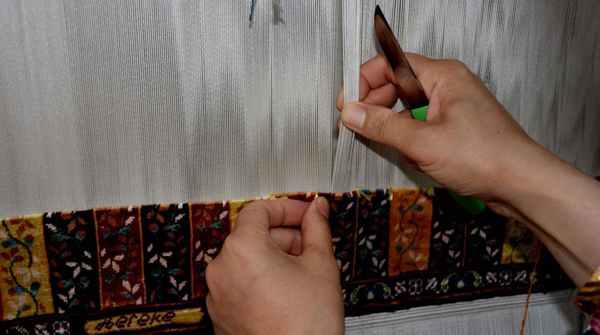 El dokuması halılara turistler talip