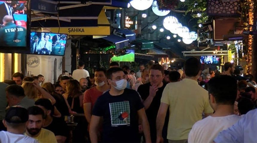 Alman turistler ma&ccedil;ı izledi