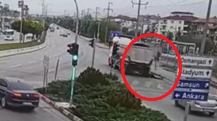 Düşerken başını kamyon kasasına çapıp öldü