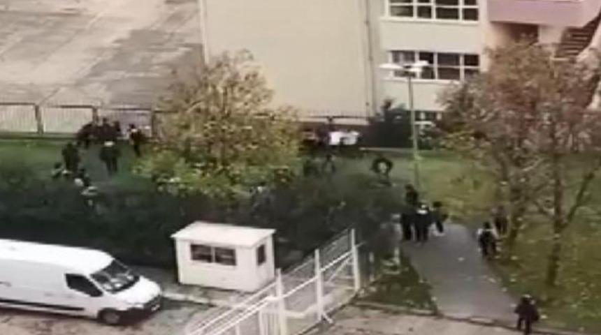 Beylikdüzü'ndeki lisede tekme tokat kavga! Zor durdurdular