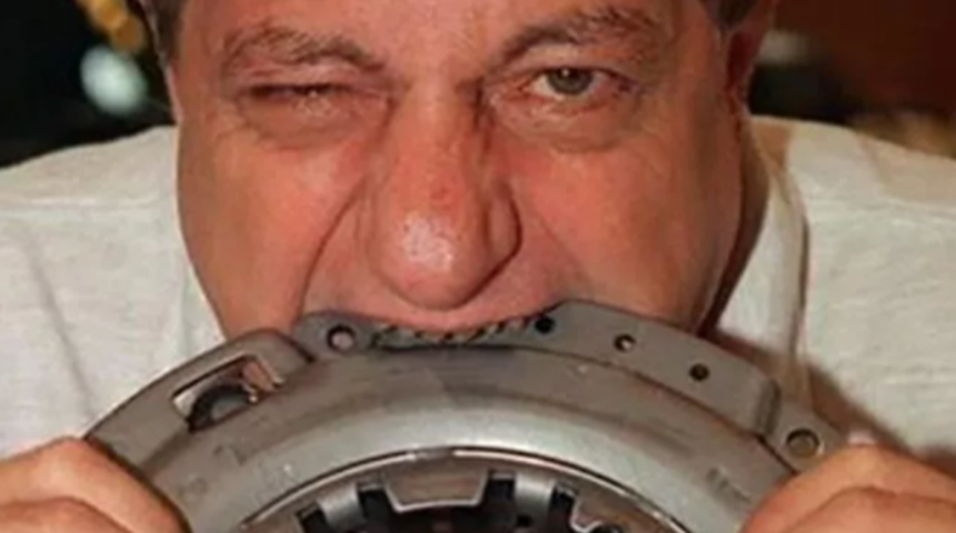 Böyle yemek masası görülmedi! Bisikletten uçağa kadar her şeyi yiyebilen ilginç bir adam: Michel Lotito