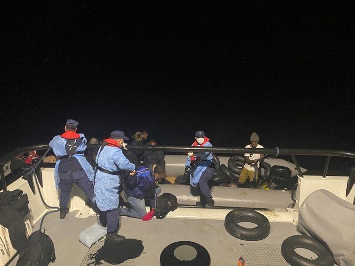 İzmir açıklarında Türk kara sularına itilen 157 düzensiz göçmen kurtarıldı G1