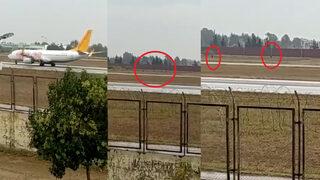 Adana Havalimanı'nda bir grup, piste inen uçağın önüne çıktı! Çok sayıda gözaltı var