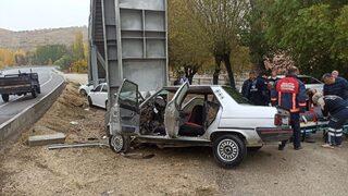 Yaya üst geçidine çarpan otomobildeki kadın hayatını kaybetti