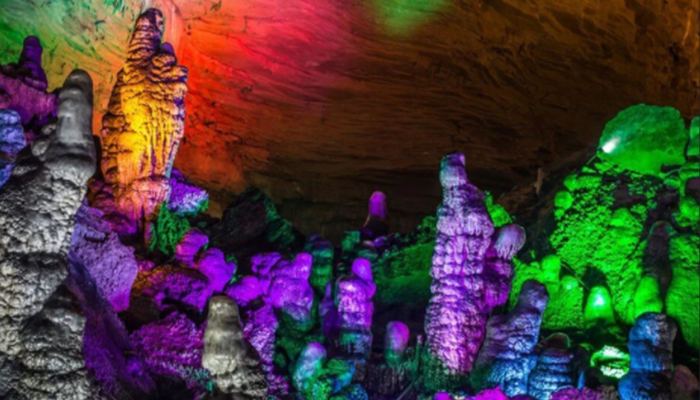 Alice Harikalar Diyarı’nı anımsatıyor! Çin’in masalsı yeri: Reed Flute Mağarası