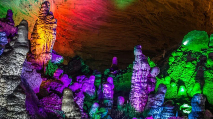 Alice Harikalar Diyarı’nı anımsatıyor! Çin’in masalsı yeri: Reed Flute Mağarası