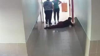 Rehabilitasyon merkezinde skandal! Engelli vatandaş sürünerek gitti kimse yardım etmedi