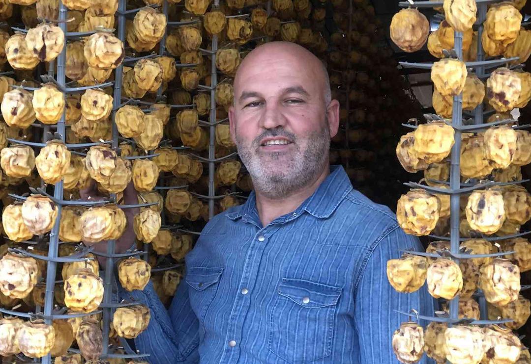 Cennet hurması &uuml;reticisi siparişlere yetişemiyor! Bir mahalleyi a&ccedil;ık hava fabrikasına &ccedil;evirdi