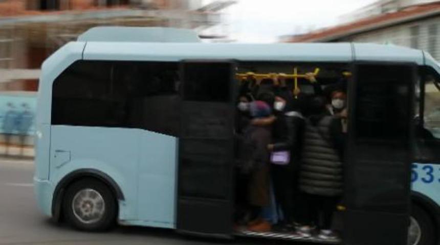 'Tıka basa' dolu minib&uuml;slerde kapı a&ccedil;ık yolculuk kamerada: &Ouml;l&uuml;m&uuml; bekliyoruz
