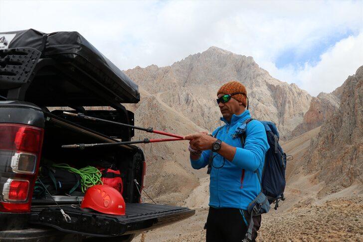 Sırtında 3 metrelik direkle çıktığı zirvelerde Türk bayrağını dalgalandırıyor G1