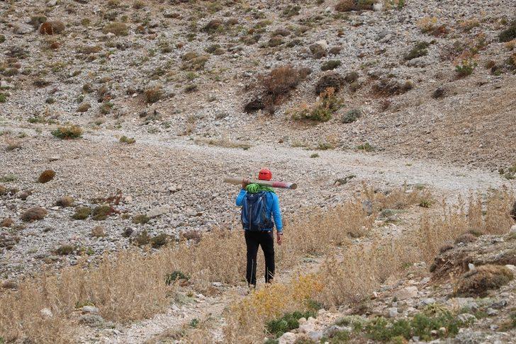 Sırtında 3 metrelik direkle çıktığı zirvelerde Türk bayrağını dalgalandırıyor G2