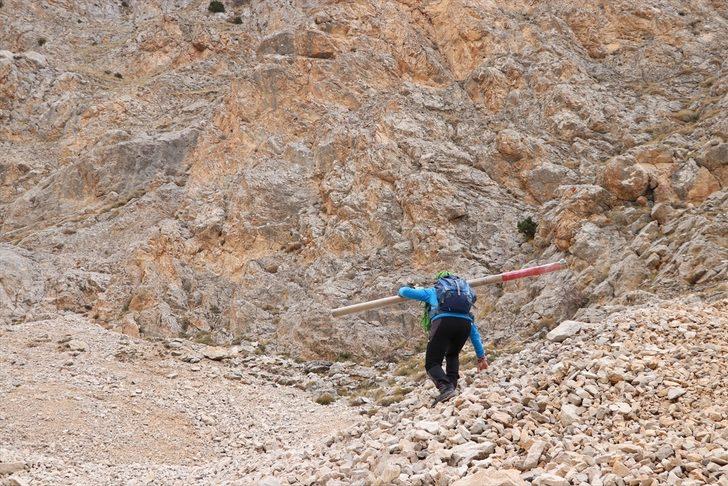 Sırtında 3 metrelik direkle çıktığı zirvelerde Türk bayrağını dalgalandırıyor G3