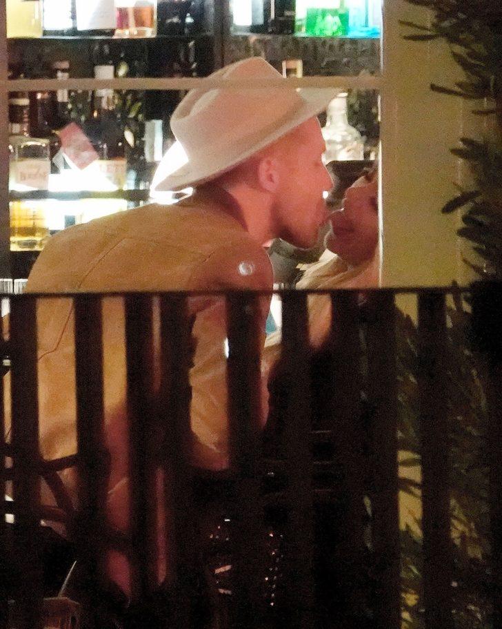 Gizemli bir erkekle öpüşürken yakalandı!  G1