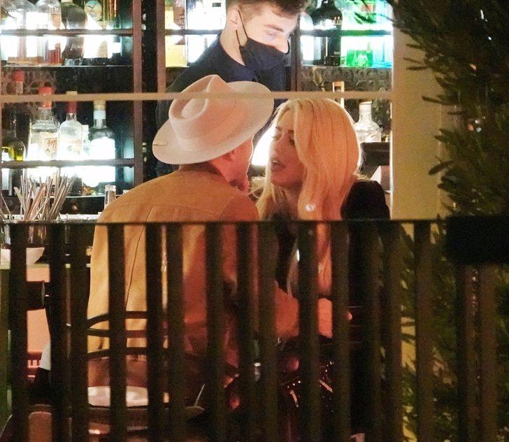 Gizemli bir erkekle öpüşürken yakalandı!  G3