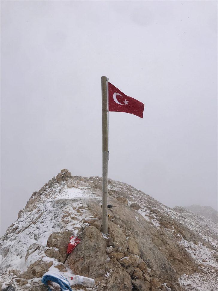 Sırtında 3 metrelik direkle çıktığı zirvelerde Türk bayrağını dalgalandırıyor G4
