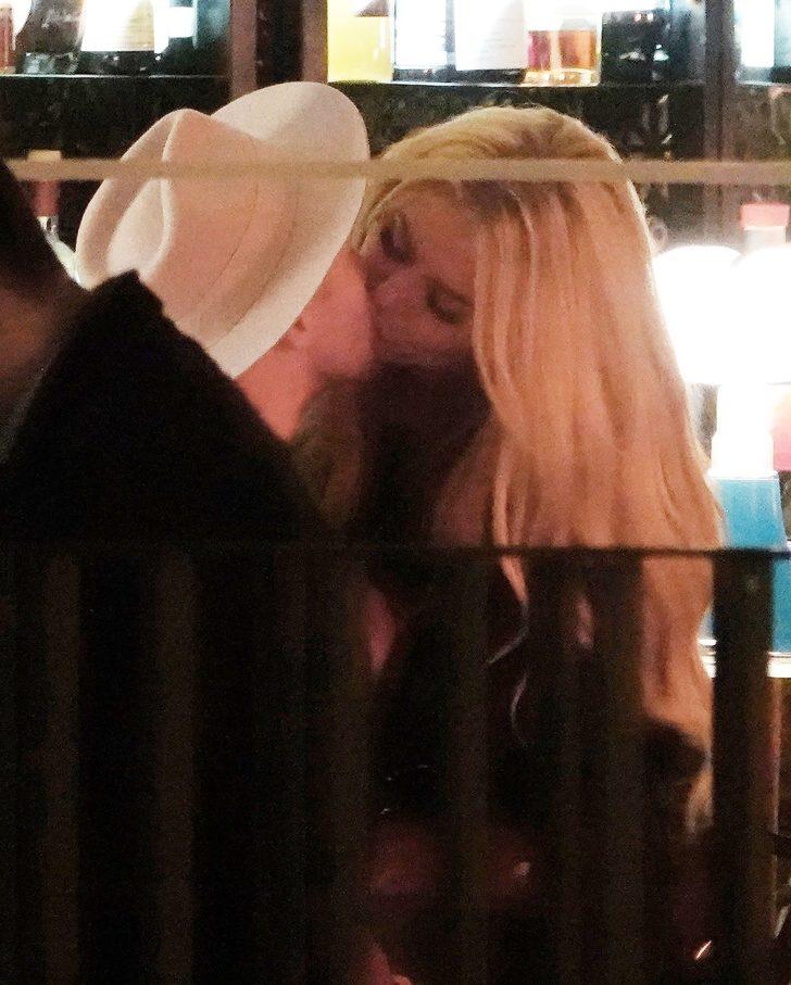 Gizemli bir erkekle öpüşürken yakalandı!  G4