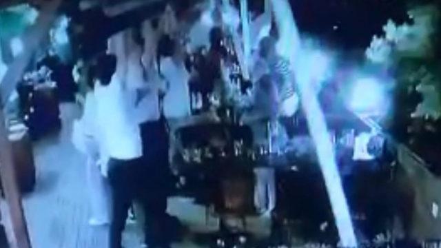 İstanbul’da akıllara durgunluk veren olay! Restoranda yemek yiyen kadının üzerine tente düştü