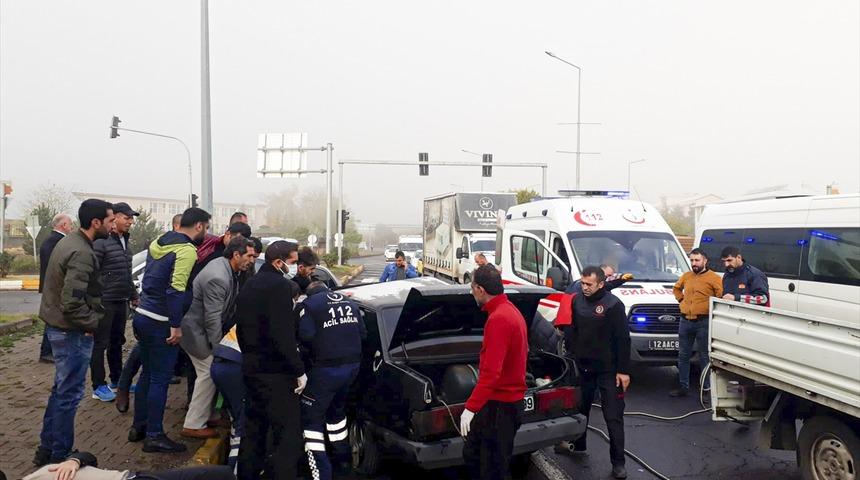 Bingöl'de 2 otomobilin çarpışması sonucu 6 kişi yaralandı