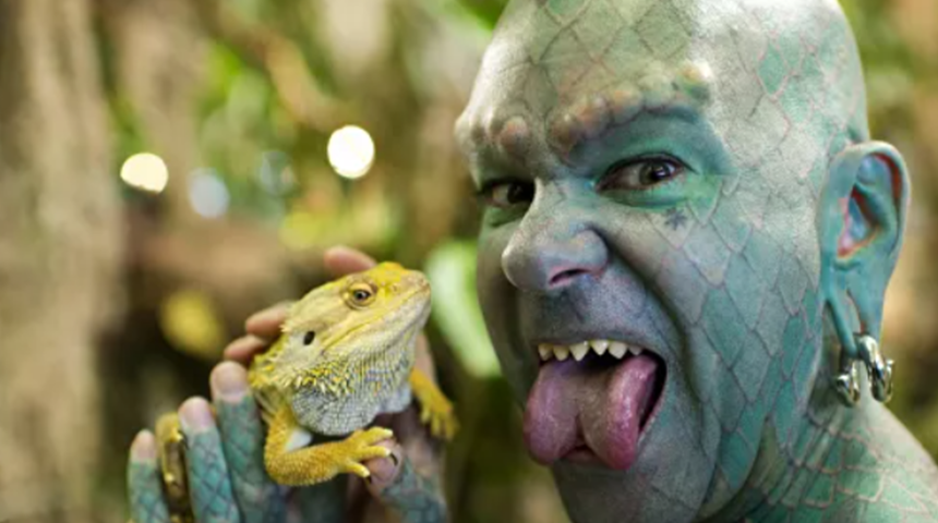 En sevdiği hayvan olan kertenkeleye benzemek için sayısız ameliyat oldu! Yeni görüntüsü ürküttü