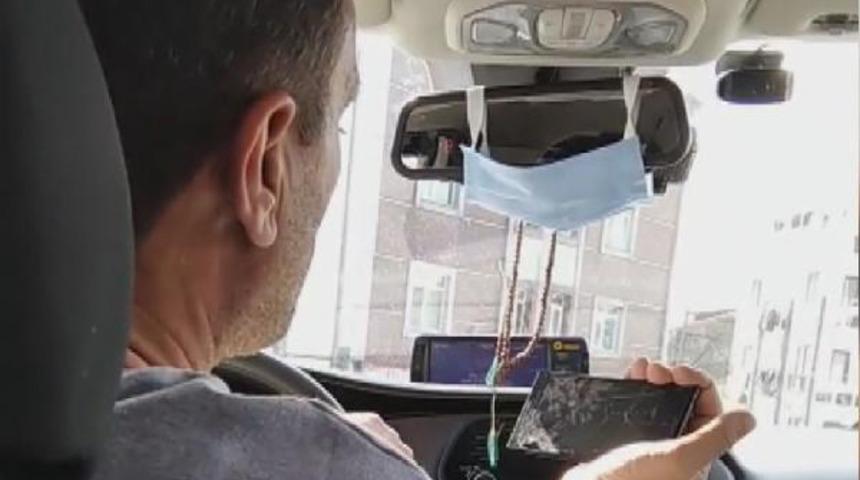 İstanbul'da taksilerden ilginç görüntüler! At yarışı izleyen de var fazla yolcu taşıyan da