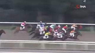 Yarış atının garip ismi spikere zor anlar yaşattı! Sosyal medyada gündem oldu