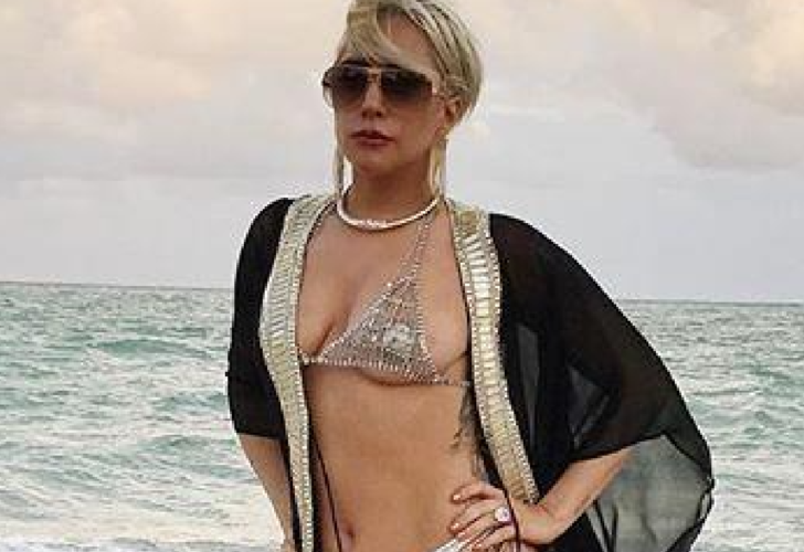 Lady Gaga çırılçıplak poz verdi