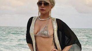 Lady Gaga çırılçıplak poz verdi