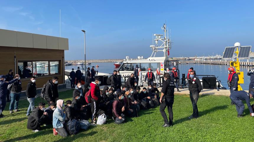 Şile açıklarında teknede 40 kaçak göçmen ve 1 insan kaçakçısı yakalandı 