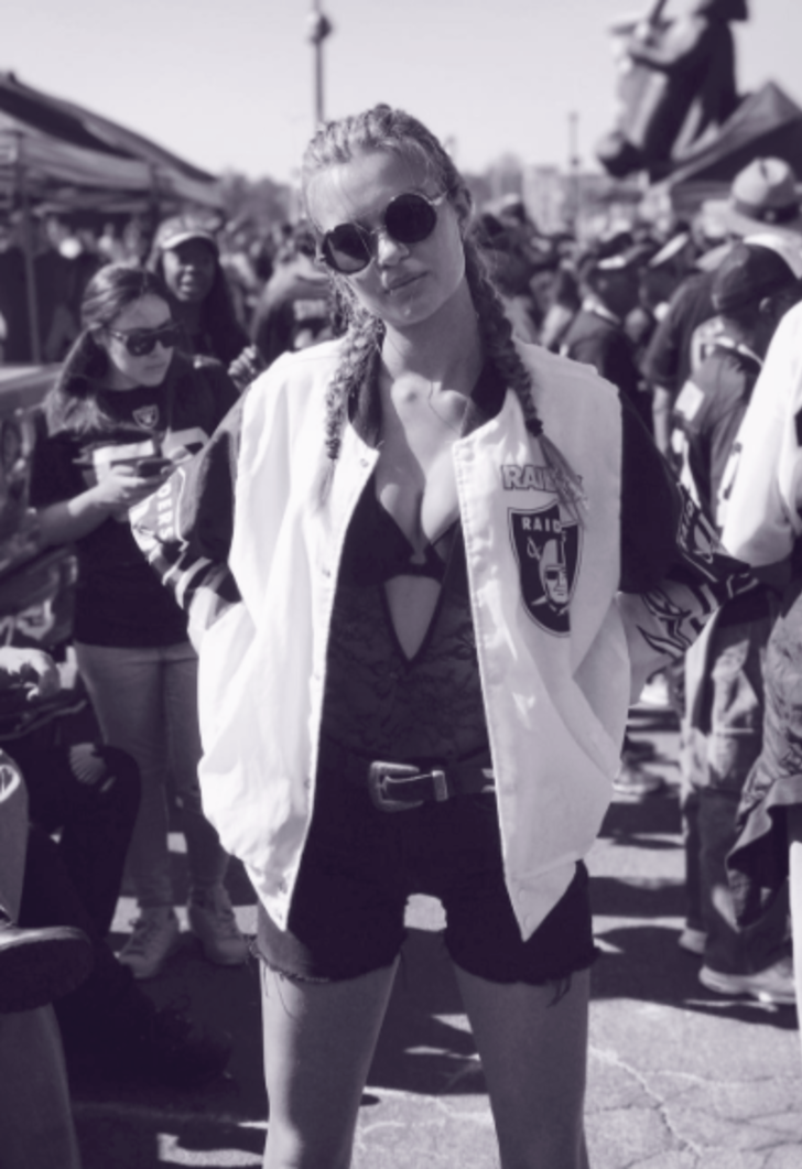 Ünlü mankenden üstsüz paylaşım G4