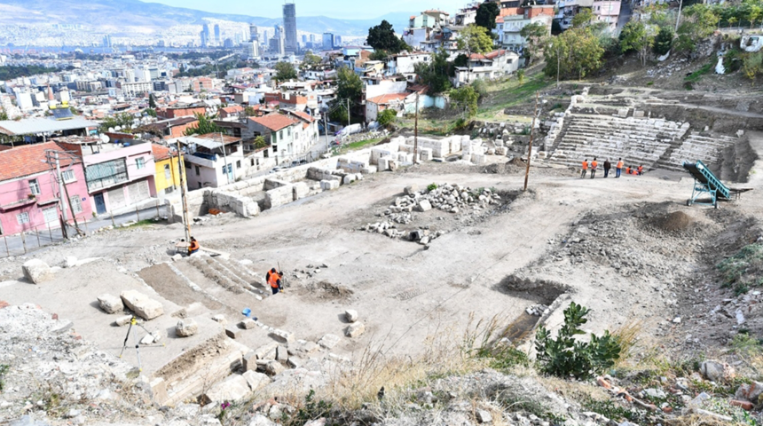 Smyrna Antik Kenti'ndeki tiyatroda "sanatçı tuvaleti" bulundu! M.Ö. 2. yüzyıla dayanıyor